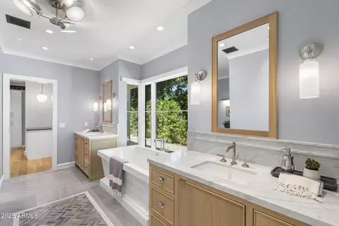 Bath - 325 W Solano Dr, Phoenix, AZ 85013 photo 2 of 10