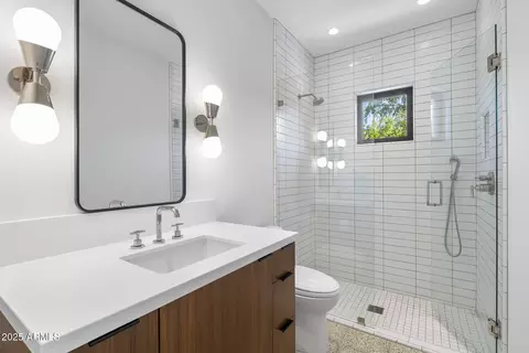 Bath - 325 W Solano Dr, Phoenix, AZ 85013 photo 10 of 10
