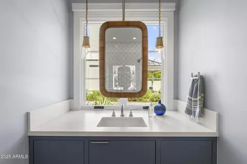 Bath - 325 W Solano Dr, Phoenix, AZ 85013 photo 9 of 10