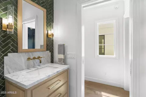 Bath - 325 W Solano Dr, Phoenix, AZ 85013 photo 1 of 10