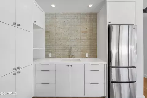 Kitchen - 325 W Solano Dr, Phoenix, AZ 85013 photo 7 of 7