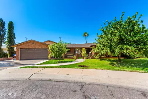 125 E Loma Ln, Phoenix, AZ 85020