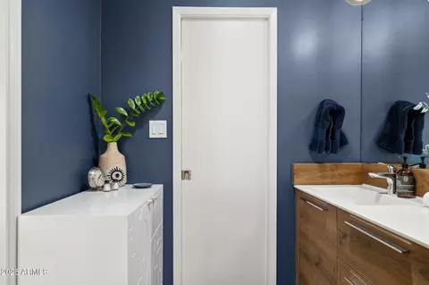 Bath - 2236 E Sierra St, Phoenix, AZ 85028 photo 2 of 5