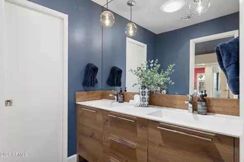 Bath - 2236 E Sierra St, Phoenix, AZ 85028 photo 1 of 5