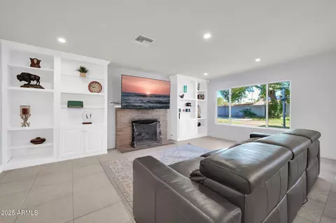 Living - 1208 E Tuckey Ln, Phoenix, AZ 85014 photo 1 of 1