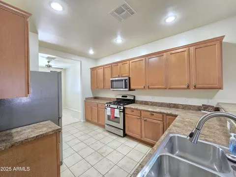 Kitchen - 5265 E Agave Vista Dr, Tucson, AZ 85756 photo 6 of 9