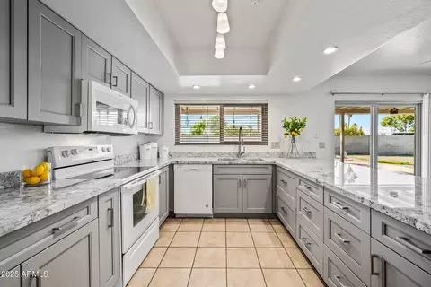 Kitchen - 14830 N 28th Pl, Phoenix, AZ 85032 photo 4 of 8