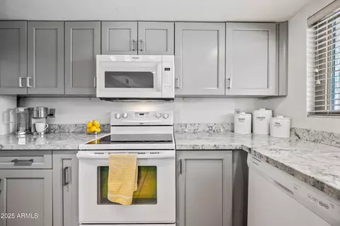 Kitchen - 14830 N 28th Pl, Phoenix, AZ 85032 photo 6 of 8