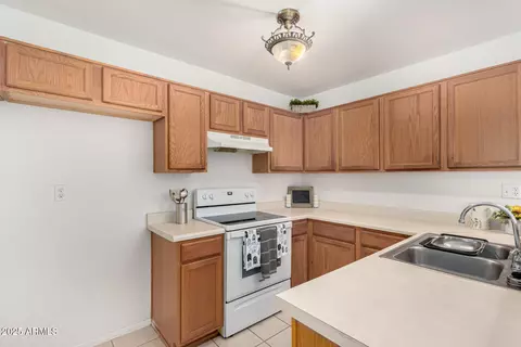 Kitchen - 4406 E Carter Dr, Phoenix, AZ 85042 photo 2 of 4