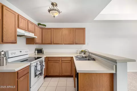 Kitchen - 4406 E Carter Dr, Phoenix, AZ 85042 photo 4 of 4