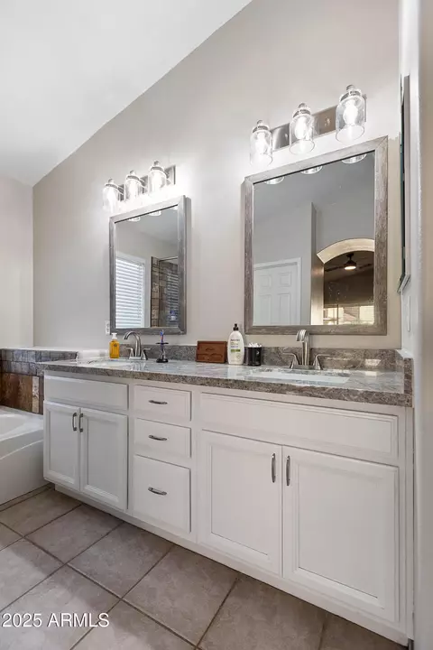 635 S Lanus Dr, Gilbert, AZ 85296 photo 4