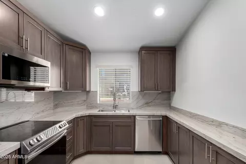 Kitchen - 2250 E Deer Valley Rd #96, Phoenix, AZ 85024 photo 2 of 2