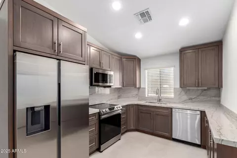 Kitchen - 2250 E Deer Valley Rd #96, Phoenix, AZ 85024 photo 1 of 2