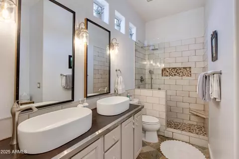 Bath - 4511 E Kirkland Rd, Phoenix, AZ 85050 photo 4 of 5