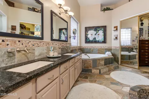 Bath - 4511 E Kirkland Rd, Phoenix, AZ 85050 photo 2 of 5