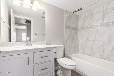 Bath - 2542 E Jones Ave, Phoenix, AZ 85040 photo 2 of 2