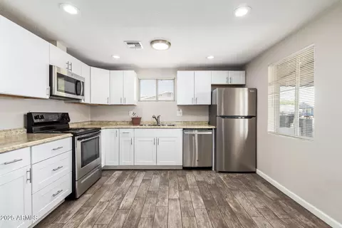 Kitchen - 2542 E Jones Ave, Phoenix, AZ 85040 photo 1 of 3