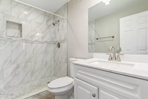 Bath - 2542 E Jones Ave, Phoenix, AZ 85040 photo 1 of 2