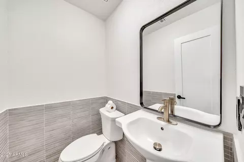 Bath - 4601 E Carolina Dr, Phoenix, AZ 85032 photo 3 of 4