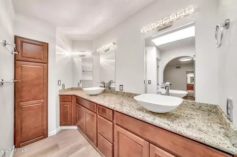 Bath - 4601 E Carolina Dr, Phoenix, AZ 85032 photo 2 of 4