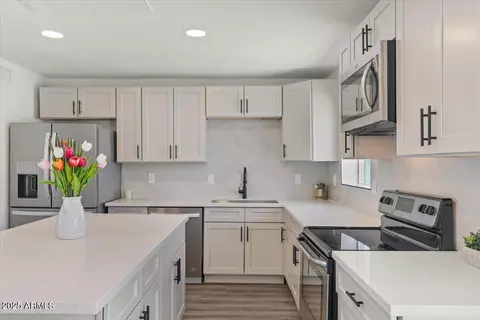 Kitchen - 2036 W Windrose Dr, Phoenix, AZ 85029 photo 3 of 4
