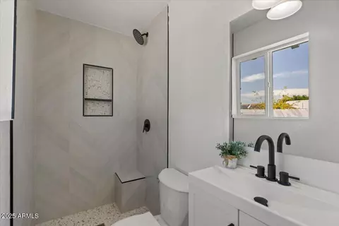 Bath - 2036 W Windrose Dr, Phoenix, AZ 85029 photo 3 of 4