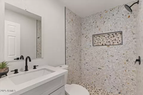 Bath - 2036 W Windrose Dr, Phoenix, AZ 85029 photo 4 of 4