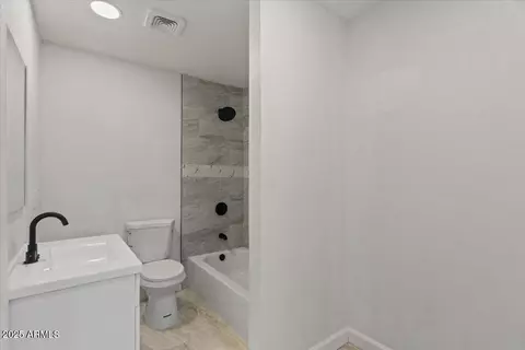Bath - 2036 W Windrose Dr, Phoenix, AZ 85029 photo 1 of 4