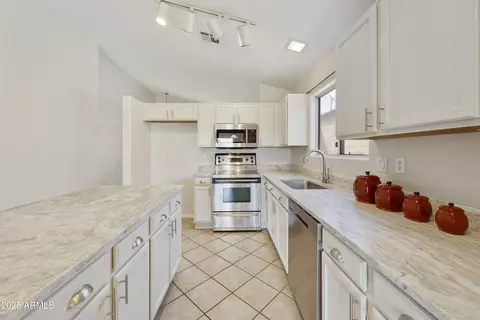 Kitchen - 3011 W Salter Dr, Phoenix, AZ 85027 photo 4 of 7
