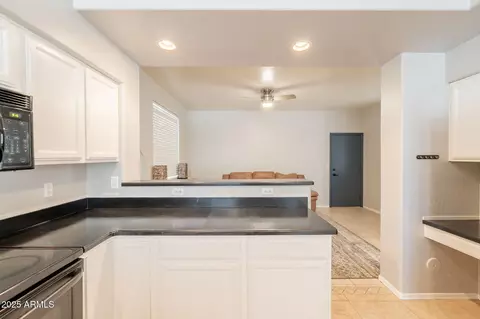 Kitchen - 2117 E Saltsage Dr, Phoenix, AZ 85048 photo 2 of 2