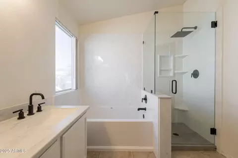 Bath - 2117 E Saltsage Dr, Phoenix, AZ 85048 photo 2 of 4