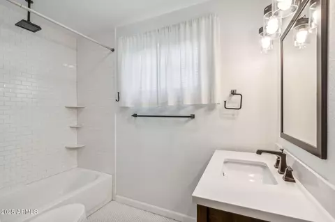 Bath - 216 E Harmont Dr, Phoenix, AZ 85020 photo 4 of 7