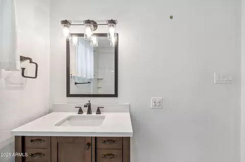 Bath - 216 E Harmont Dr, Phoenix, AZ 85020 photo 5 of 7
