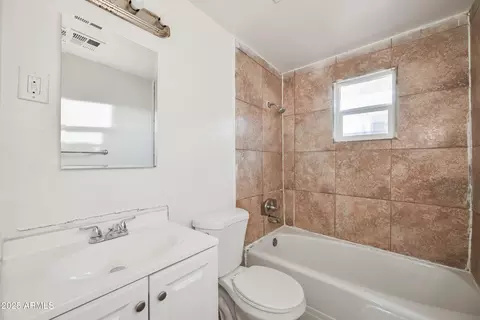 Bath - 2237 E Taylor St, Phoenix, AZ 85006 photo 1 of 1