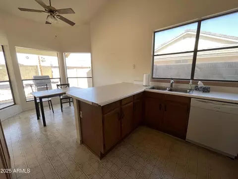 Kitchen - 4008 E Knox Rd, Phoenix, AZ 85044 photo 4 of 4
