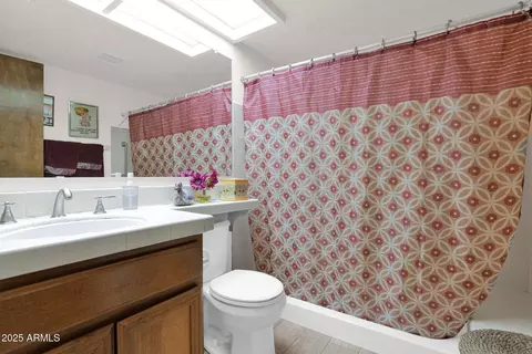 Bath - 1040 E Clinton St, Phoenix, AZ 85020 photo 3 of 3