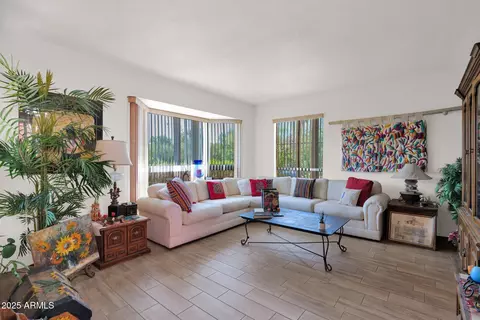 Living - 1040 E Clinton St, Phoenix, AZ 85020 photo 1 of 7