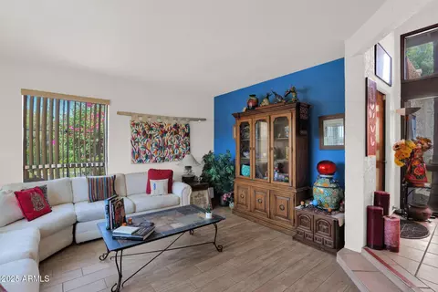 Living - 1040 E Clinton St, Phoenix, AZ 85020 photo 2 of 7