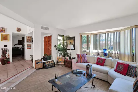 Living - 1040 E Clinton St, Phoenix, AZ 85020 photo 4 of 7