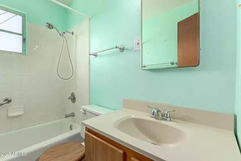 Bath - 4140 E Glenrosa Ave, Phoenix, AZ 85018 photo 1 of 2