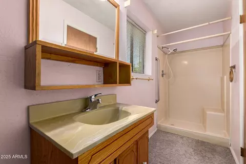 Bath - 4140 E Glenrosa Ave, Phoenix, AZ 85018 photo 2 of 2