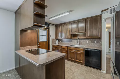 Kitchen - 2432 W Echo Ln, Phoenix, AZ 85021 photo 5 of 6