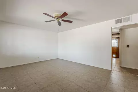 Living - 2432 W Echo Ln, Phoenix, AZ 85021 photo 2 of 7