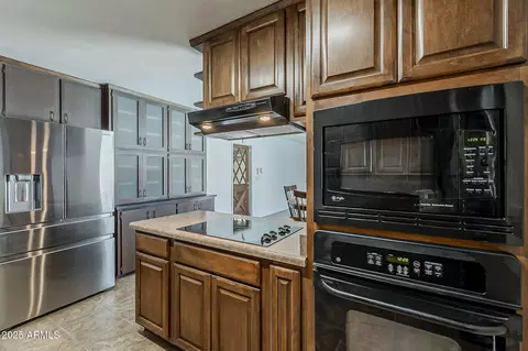 Kitchen - 2432 W Echo Ln, Phoenix, AZ 85021 photo 4 of 6
