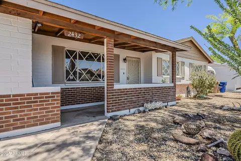 Exterior - 2432 W Echo Ln, Phoenix, AZ 85021 photo 4 of 12
