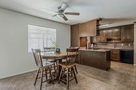 Dining - 2432 W Echo Ln, Phoenix, AZ 85021 photo 2 of 4