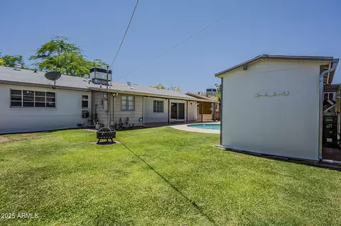 Exterior - 2432 W Echo Ln, Phoenix, AZ 85021 photo 10 of 12
