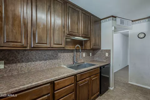 Kitchen - 2432 W Echo Ln, Phoenix, AZ 85021 photo 3 of 6