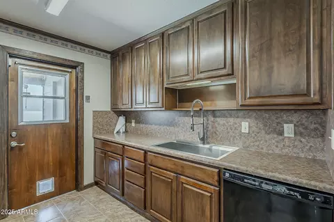 Kitchen - 2432 W Echo Ln, Phoenix, AZ 85021 photo 2 of 6