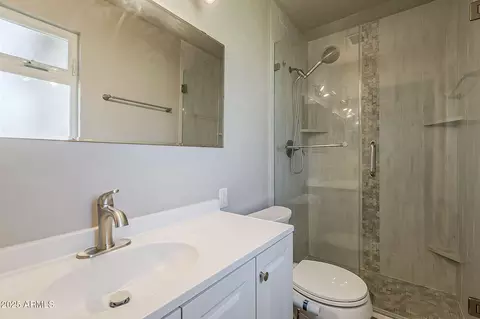 Bath - 2432 W Echo Ln, Phoenix, AZ 85021 photo 2 of 2